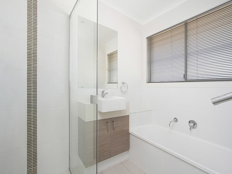 Photo - 11 Tanah Merah Avenue, Tanah Merah QLD 4128 - Image 6