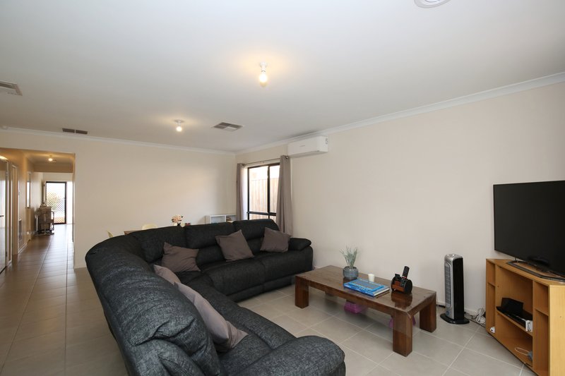 Photo - 11 Tanika Circuit, Croydon VIC 3136 - Image 2