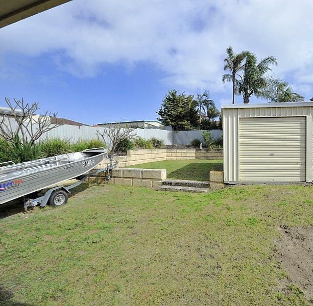 Photo - 11 Tarata Close, Halls Head WA 6210 - Image 4