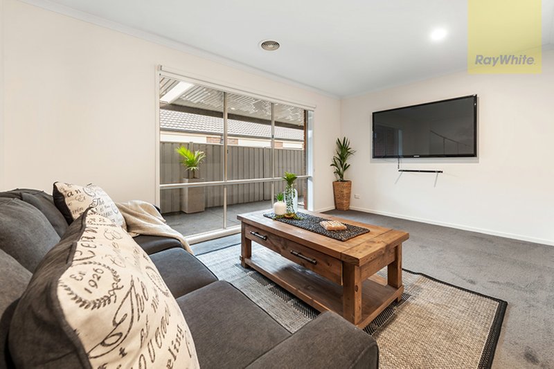 Photo - 11 Tusmore Rise, Craigieburn VIC 3064 - Image 3