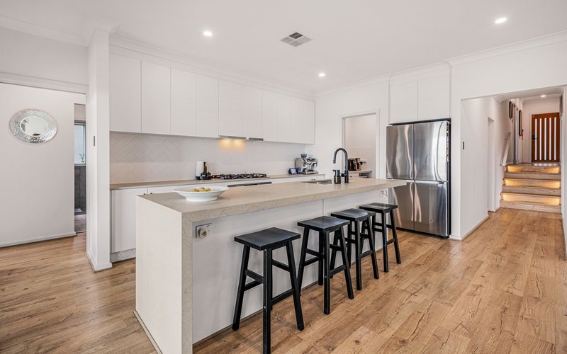 Photo - 11 Vermont Road, Seaford Heights SA 5169 - Image 4
