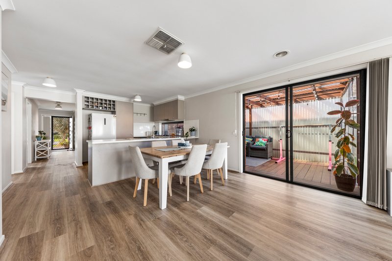 Photo - 11 Victory Drive, Pakenham VIC 3810 - Image 4