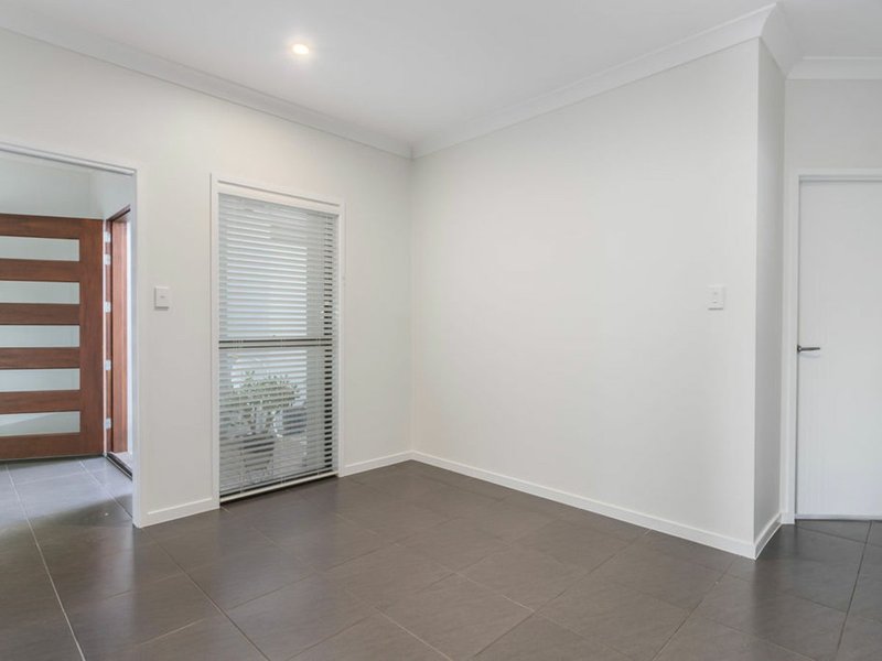 Photo - 11 Waterhousia Crescent, Brookwater QLD 4300 - Image 5