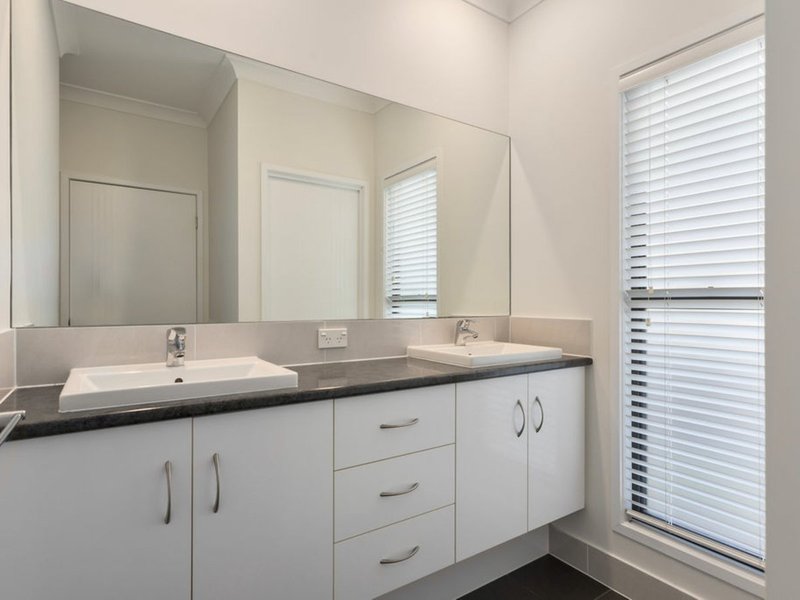 Photo - 11 Waterhousia Crescent, Brookwater QLD 4300 - Image 7