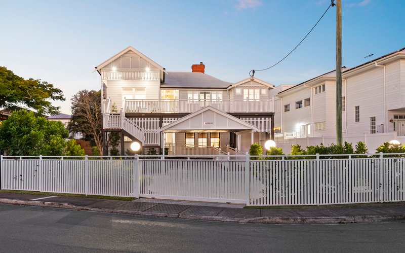 Photo - 11 Waterloo Esplanade, Wynnum QLD 4178 - Image 1