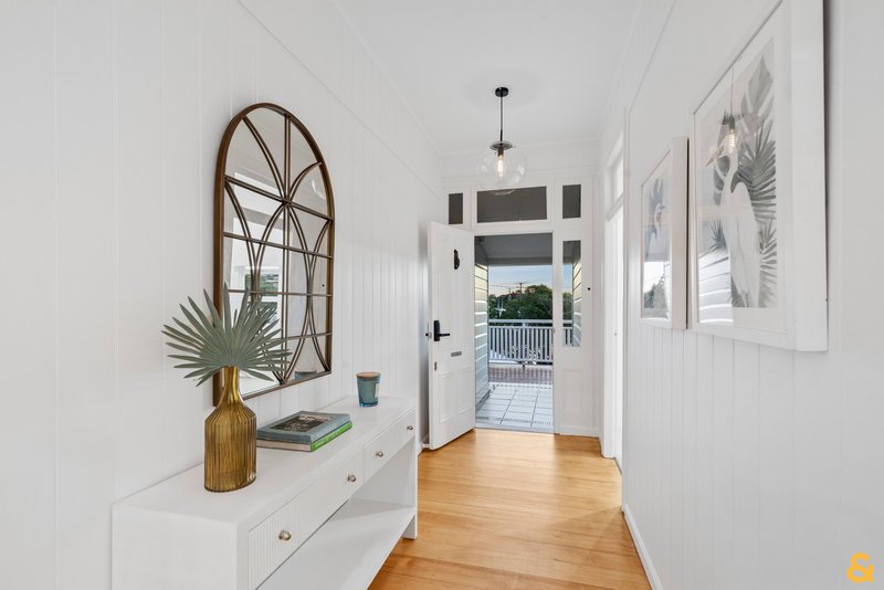 Photo - 11 Waterloo Esplanade, Wynnum QLD 4178 - Image 13