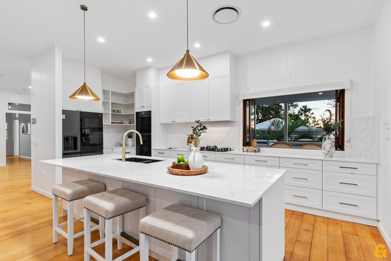 Photo - 11 Waterloo Esplanade, Wynnum QLD 4178 - Image 21