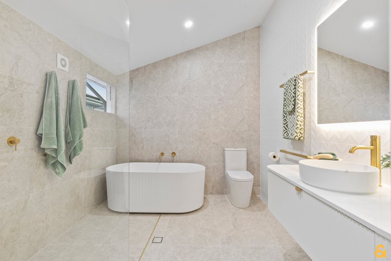 Photo - 11 Waterloo Esplanade, Wynnum QLD 4178 - Image 31