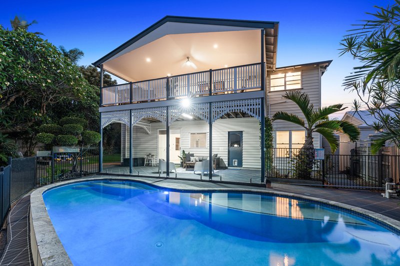 Photo - 11 Waterview Avenue, Wynnum QLD 4178 - Image 2