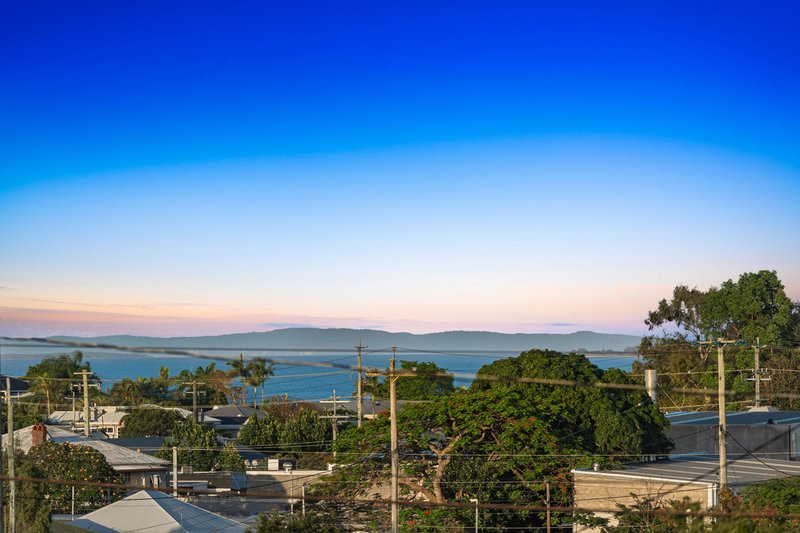 Photo - 11 Waterview Avenue, Wynnum QLD 4178 - Image 9