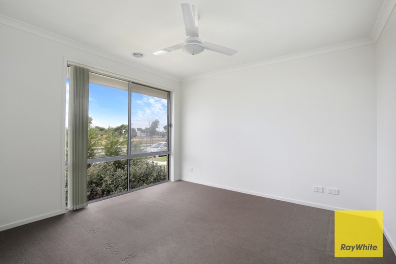 Photo - 11 Westonbury Drive, Point Cook VIC 3030 - Image 4