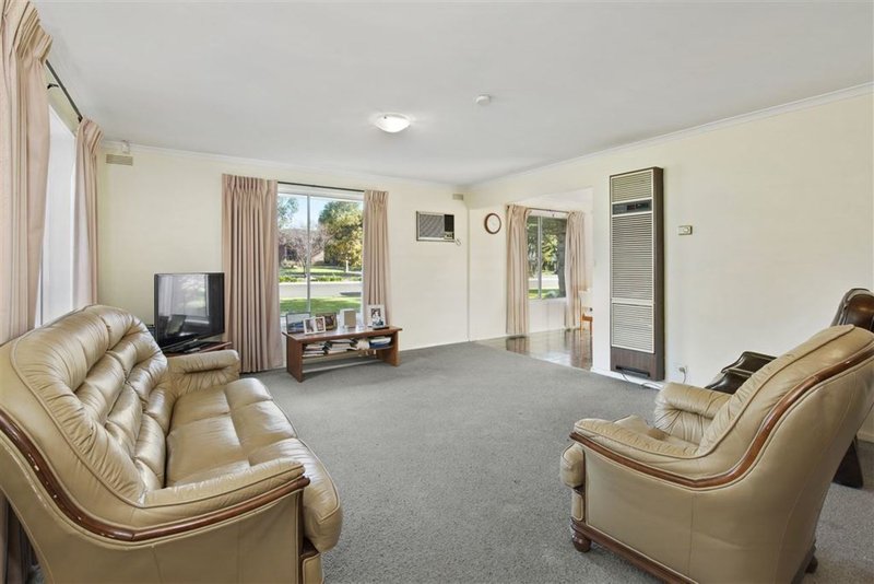 Photo - 11 Windermere Way, Cardigan Village VIC 3352 - Image 3