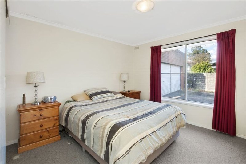 Photo - 11 Windermere Way, Cardigan Village VIC 3352 - Image 7