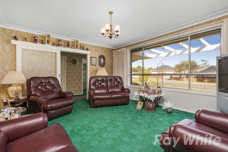 Photo - 11 Witchwood Crescent, Burwood East VIC 3151 - Image 3