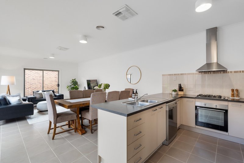 Photo - 11 Yorkshire Terrace, Craigieburn VIC 3064 - Image 8