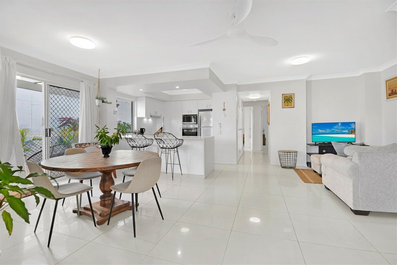 Photo - 1/10-12 Redondo Avenue, Miami QLD 4220 - Image 3