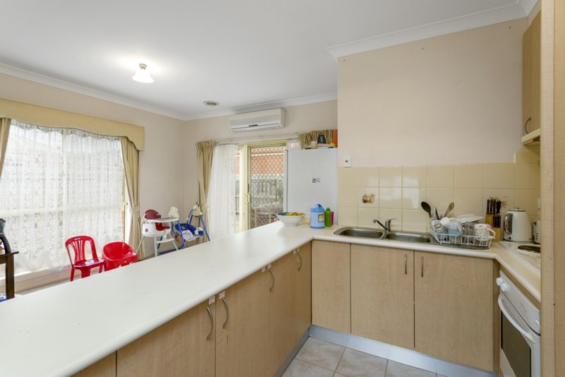 Photo - 1/10 Edinburgh Court, Werribee VIC 3030 - Image 3