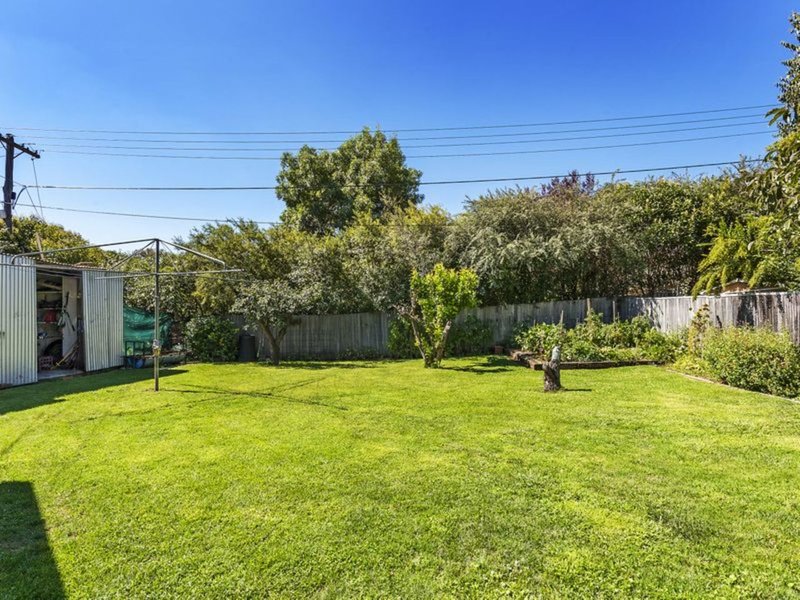 Photo - 110 Eggleston Crescent, Chifley ACT 2606 - Image 8