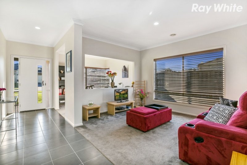 Photo - 110 Livingstone Boulevard, Pakenham VIC 3810 - Image 4