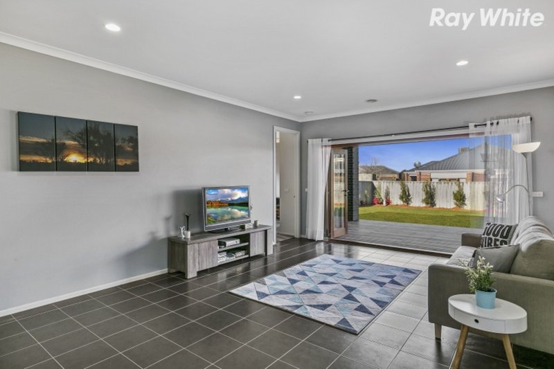 Photo - 110 Livingstone Boulevard, Pakenham VIC 3810 - Image 9