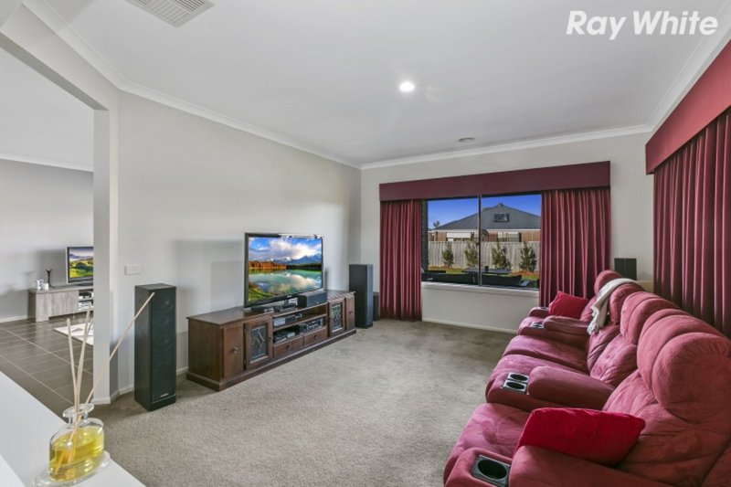 Photo - 110 Livingstone Boulevard, Pakenham VIC 3810 - Image 11