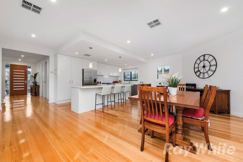 Photo - 1/10 Martin Place, Glen Waverley VIC 3150 - Image 5