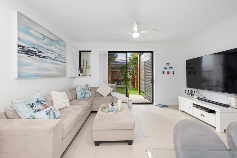 Photo - 110 North Quay Circuit, Hope Island QLD 4212 - Image 7