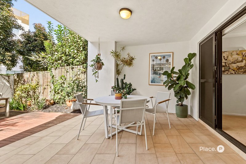 Photo - 1/10 Oxlade Drive, New Farm QLD 4005 - Image 2