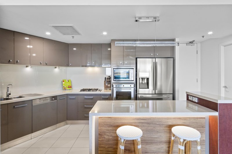 Photo - 1103/300 Marine Parade, Labrador QLD 4215 - Image 8