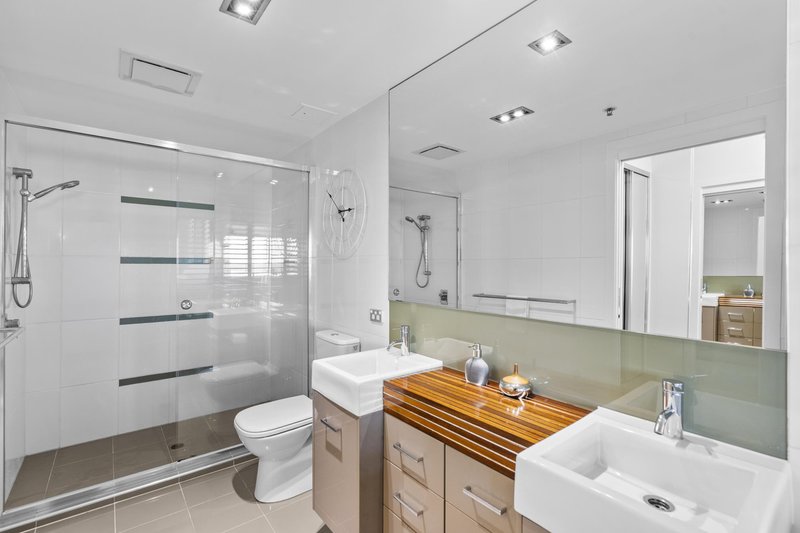 Photo - 1103/300 Marine Parade, Labrador QLD 4215 - Image 11