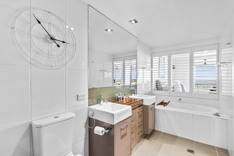Photo - 1103/300 Marine Parade, Labrador QLD 4215 - Image 12