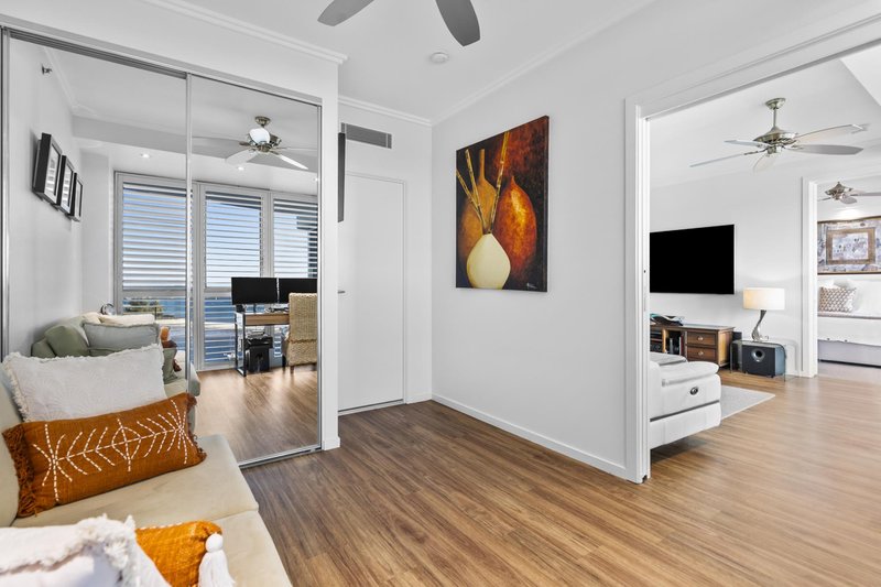 Photo - 1103/300 Marine Parade, Labrador QLD 4215 - Image 14