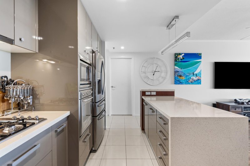 Photo - 1103/300 Marine Parade, Labrador QLD 4215 - Image 17