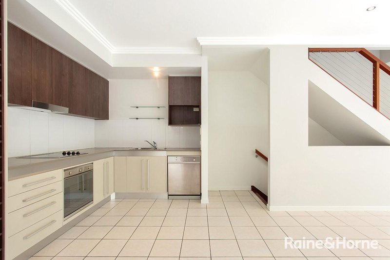 Photo - 1/106 Carmody Road, St Lucia QLD 4067 - Image 1
