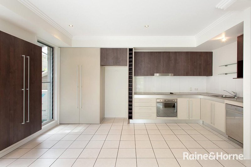 Photo - 1/106 Carmody Road, St Lucia QLD 4067 - Image 2