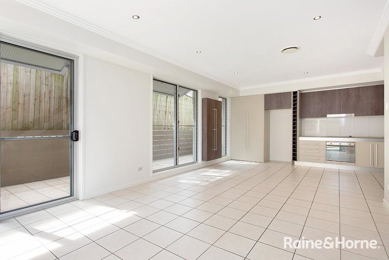 Photo - 1/106 Carmody Road, St Lucia QLD 4067 - Image 3