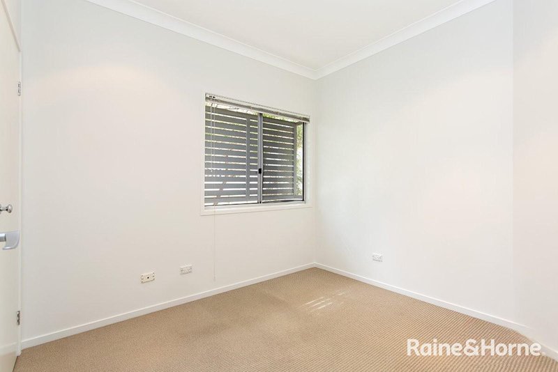 Photo - 1/106 Carmody Road, St Lucia QLD 4067 - Image 5