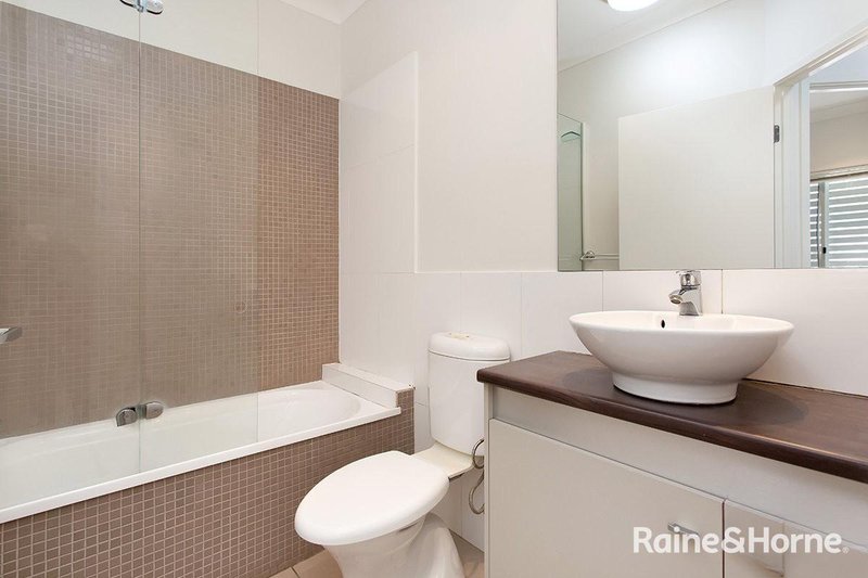 Photo - 1/106 Carmody Road, St Lucia QLD 4067 - Image 8