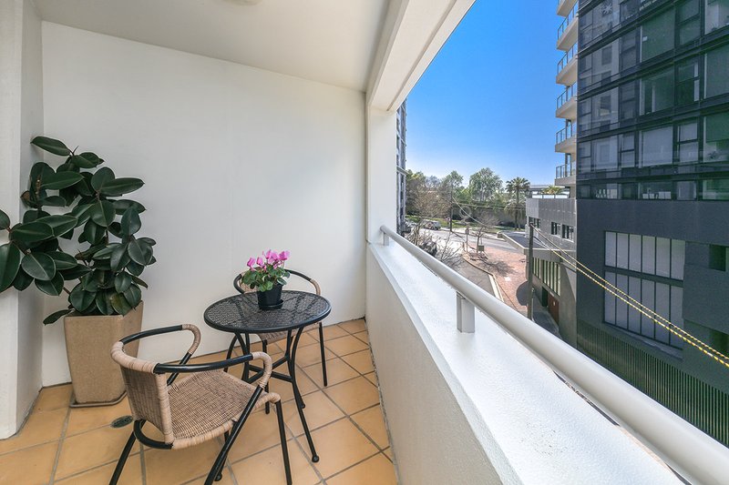 Photo - 1107/12 Glen Street, Milsons Point NSW 2061 - Image 2