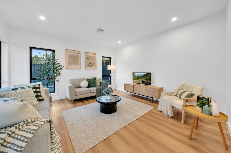 Photo - 1/11 Ambleside Crescent, Berwick VIC 3806 - Image 4