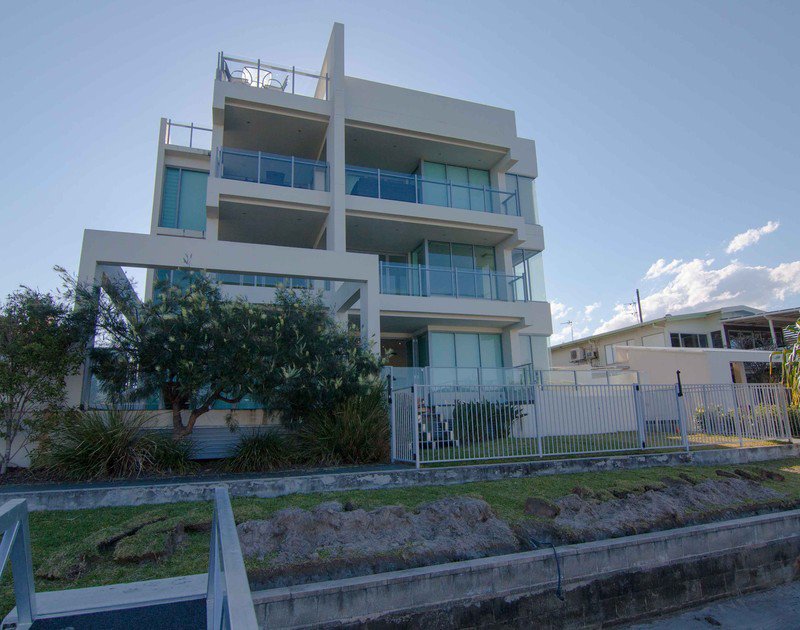 Photo - 1/11 Canal Ave , Runaway Bay QLD 4216 - Image 8