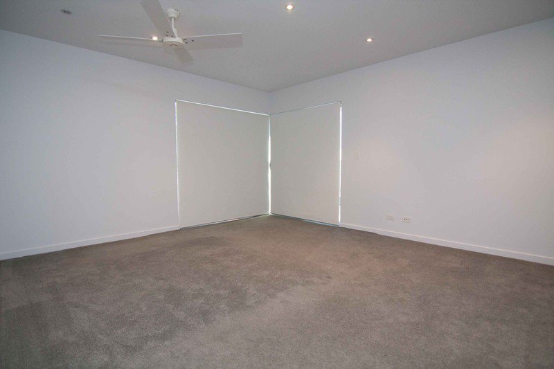 Photo - 1/11 Canal Ave , Runaway Bay QLD 4216 - Image 12