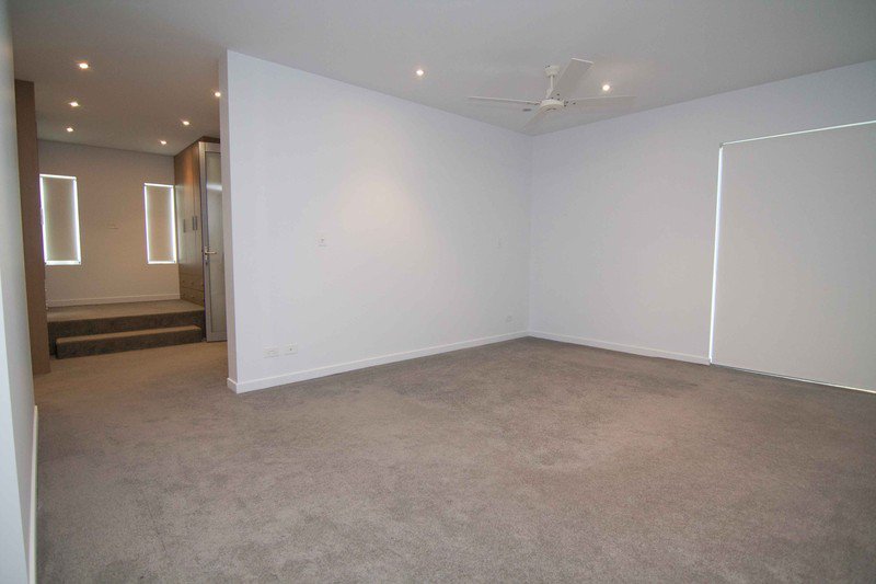 Photo - 1/11 Canal Ave , Runaway Bay QLD 4216 - Image 13