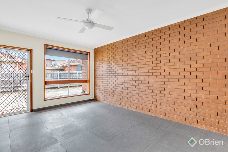 Photo - 1/11 Hogan Grove, Werribee VIC 3030 - Image 3