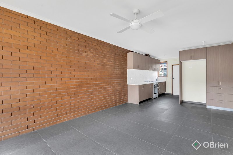 Photo - 1/11 Hogan Grove, Werribee VIC 3030 - Image 4