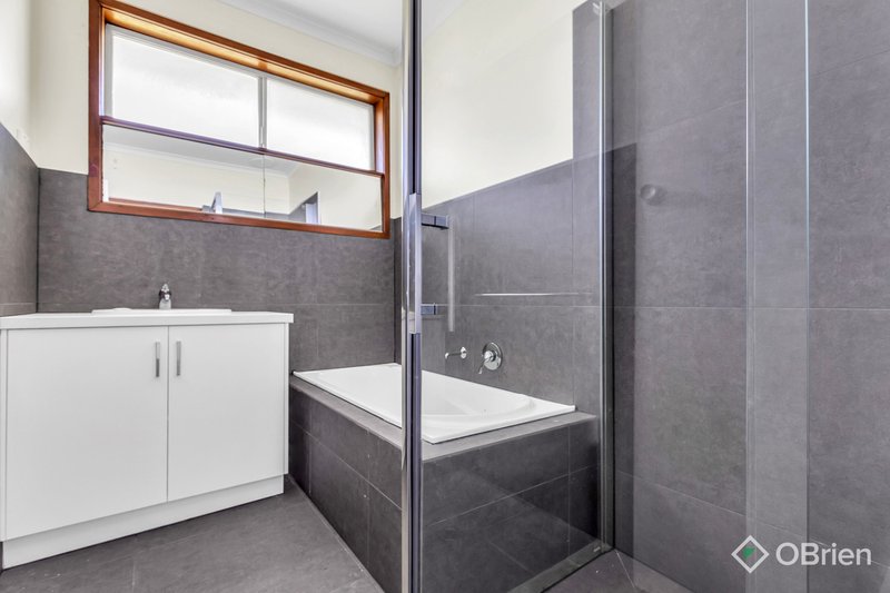 Photo - 1/11 Hogan Grove, Werribee VIC 3030 - Image 5
