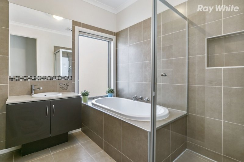 Photo - 111 Livingstone Boulevard, Pakenham VIC 3810 - Image 15