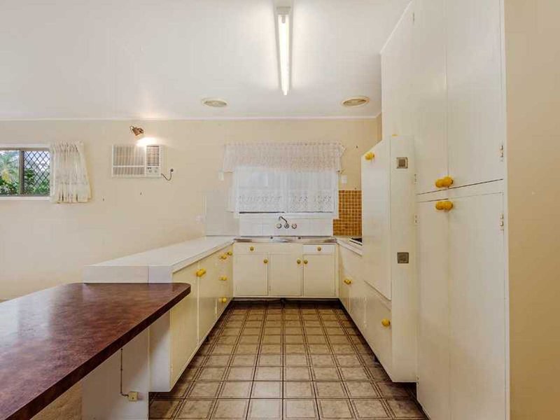 Photo - 1/11 Tabilban Street, Burleigh Heads QLD 4220 - Image 4