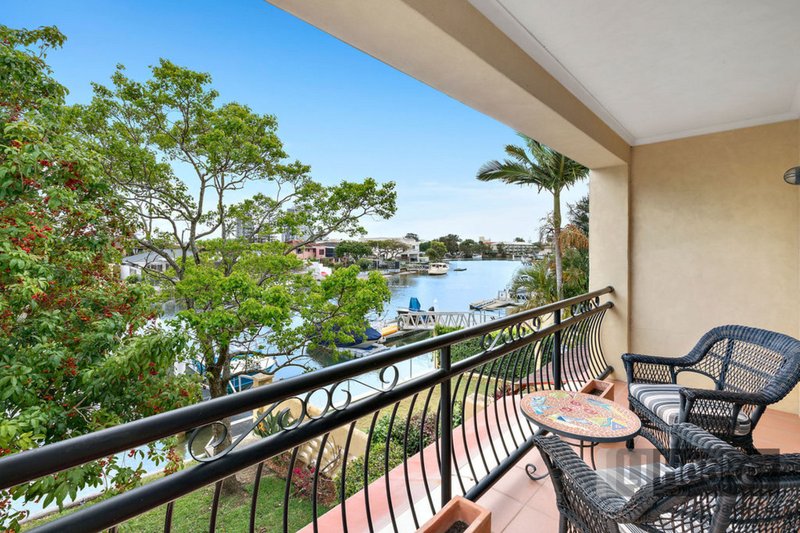 Photo - 1/11 Vaggelas Crescent, Biggera Waters QLD 4216 - Image 3