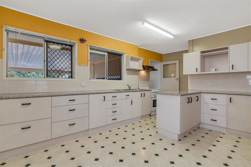 Photo - 111 Wynnum North Road, Wynnum QLD 4178 - Image 3